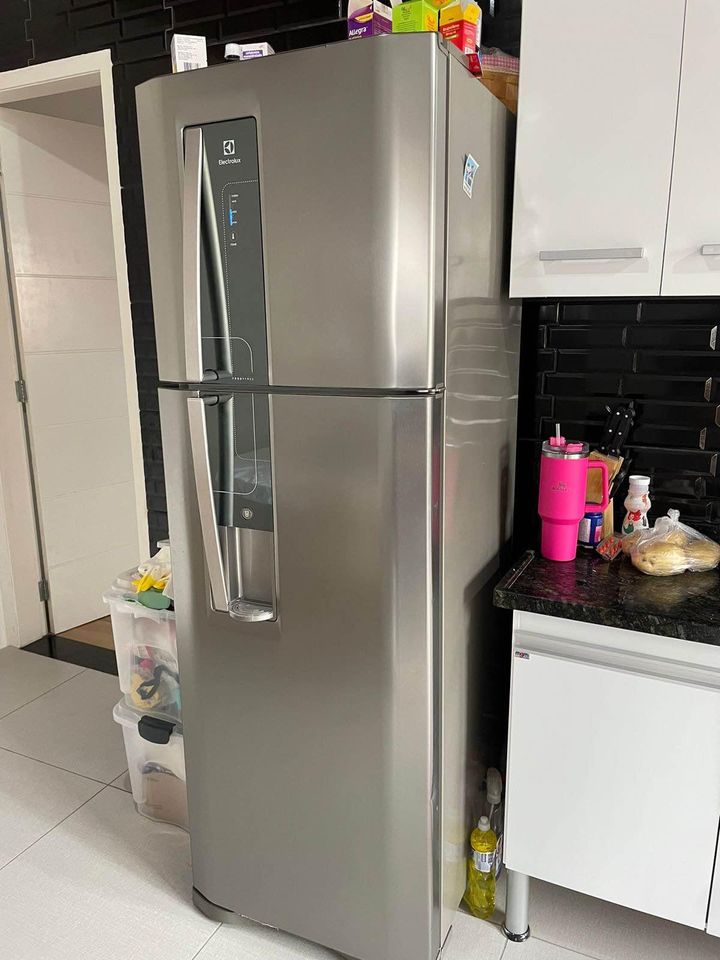 Geladeira Electrolux Frost Free 382L duplex aço inox em perfeito estado!